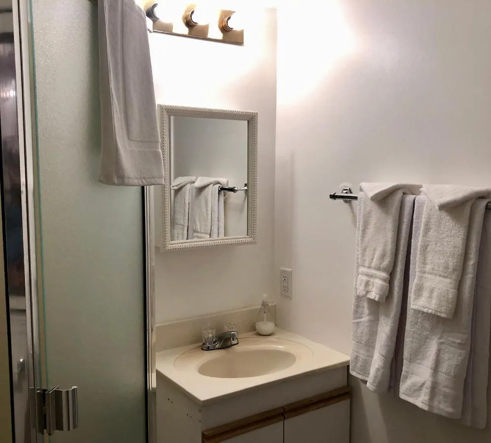 One Bedroom Suite Near Hillside Mall Victoria